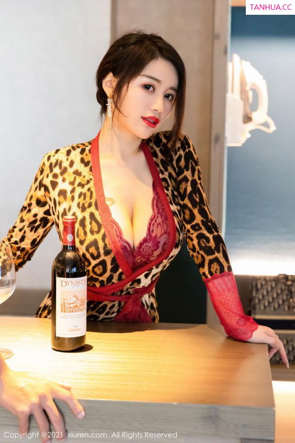 美七Mia  美七Mia的剧情主题 送瓶红酒到房间第14张图片